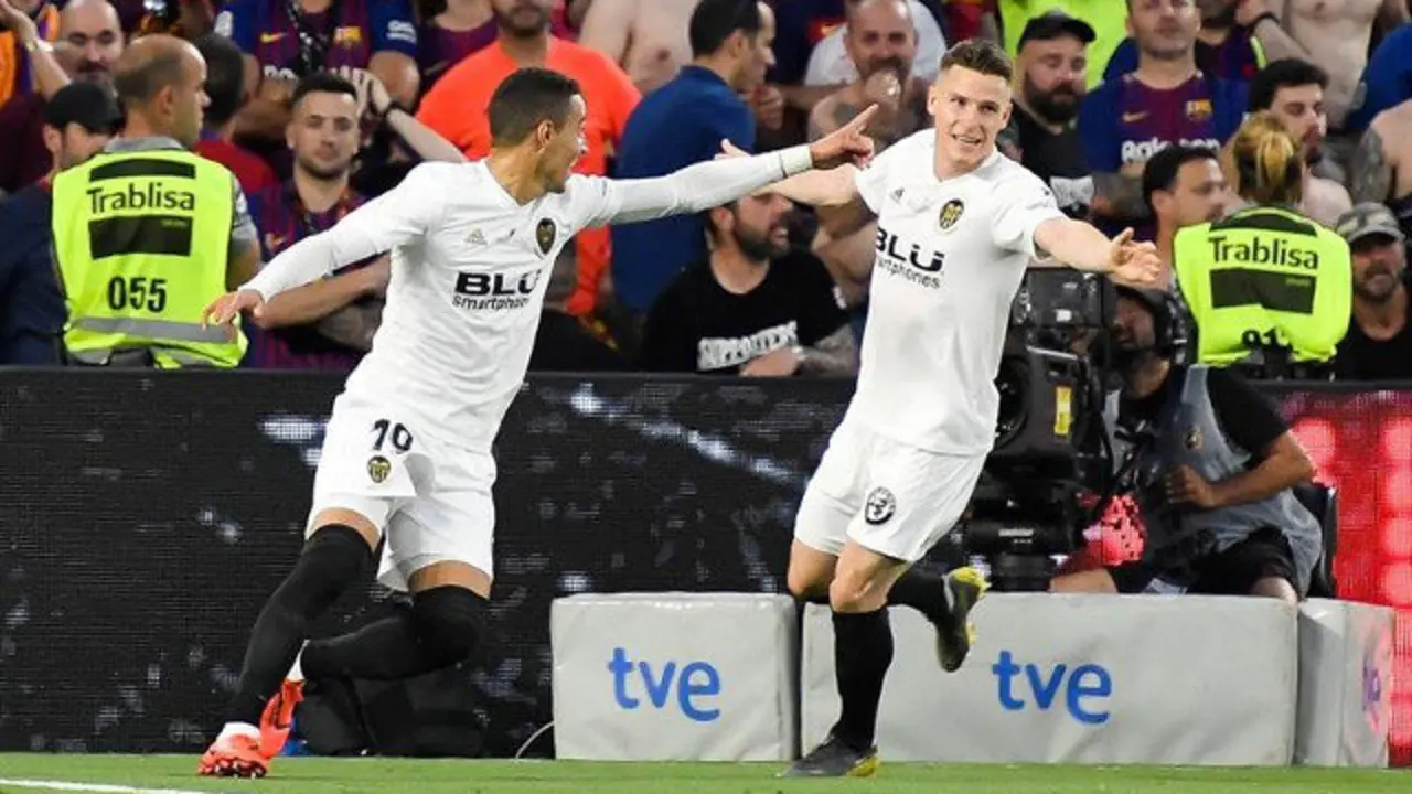 Rodrigo Moreno y Kevin Gameiro celebran un gol. RAÚL CARO (EFE)