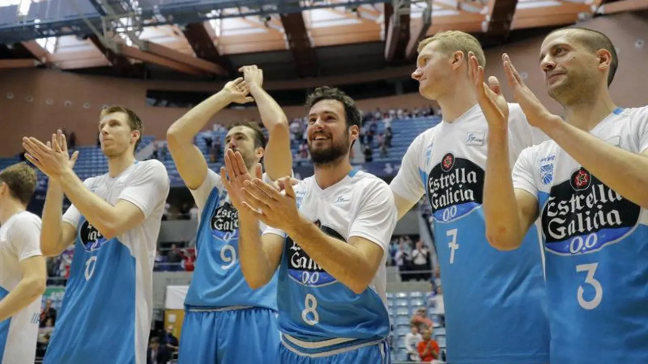 El Obradoiro celebró la permanencia. LAVANDEIRA JR, EFE