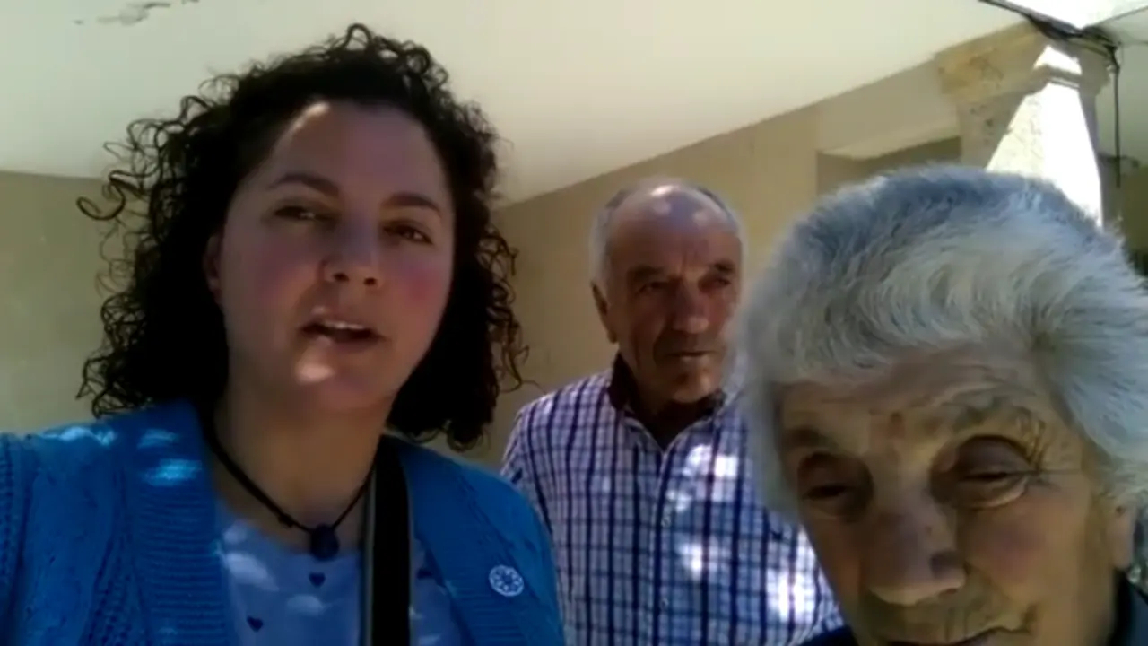 A afectada xunto á candidata nacionalista en Dozón, Mar Vila López. FACEBOOK