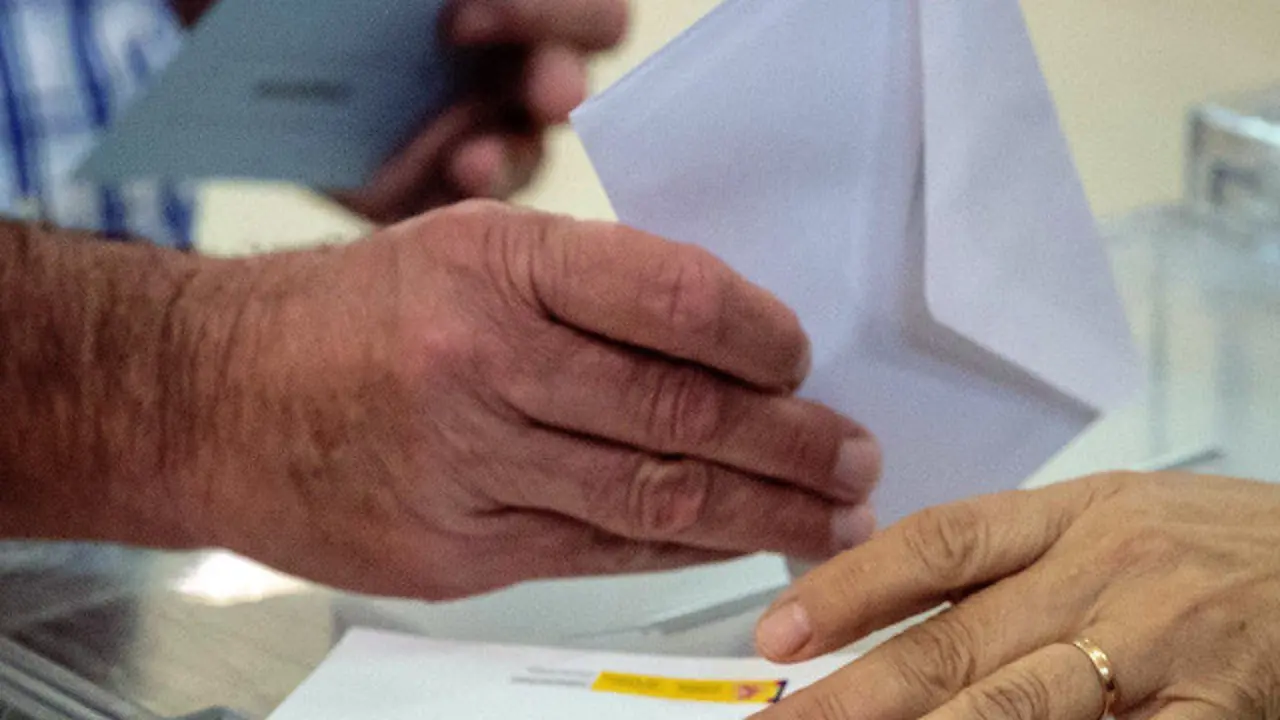 Un cidadán deposita o seu voto este 26 de maio. EFE