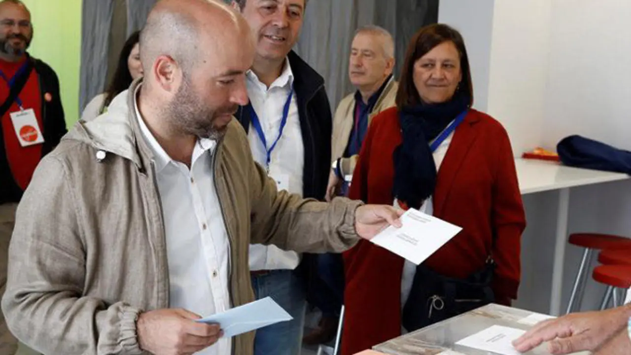 Luís VIllares votando ELISEO TRIGO