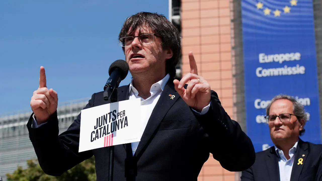 Carles Puigdemont, junto a Quim Torra en Bruselas. HORST WAGNER (EFE)