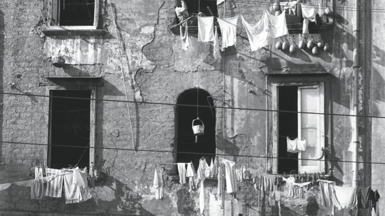 Edificio, ropa colgada. EP