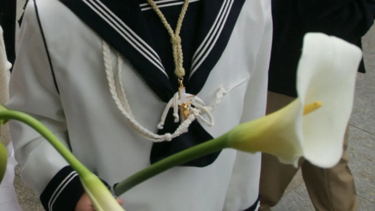 Un neno celebrando a primeira comuñón. JAVIER CERVERA-MERCADILLO