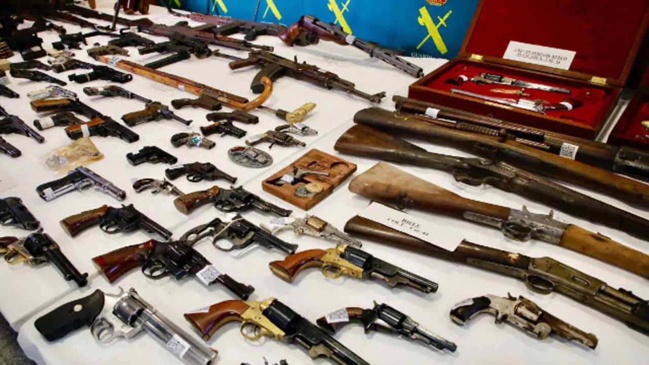 Armas intervenidas en Ponteareas. JOSÉ LUIZ OUBIÑA