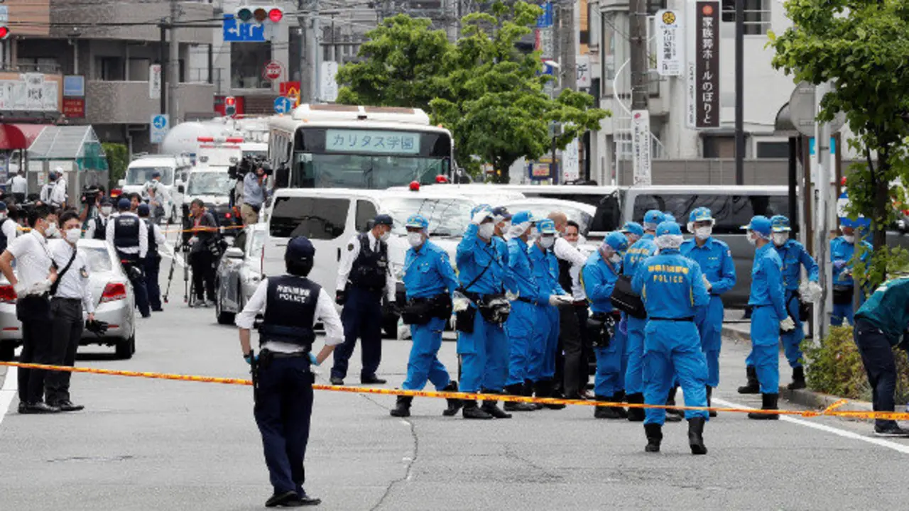 Policías e persoal de urxencias traballan no lugar onde se perpetrou un ataque con arma branca, en Kawasaki. KIMIMASA MAYAMA (EFE)