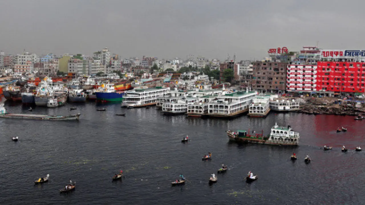 Río Buriganga ao seu paso por Daca, Bangladesh. MONIRUL ALAM (EFE)