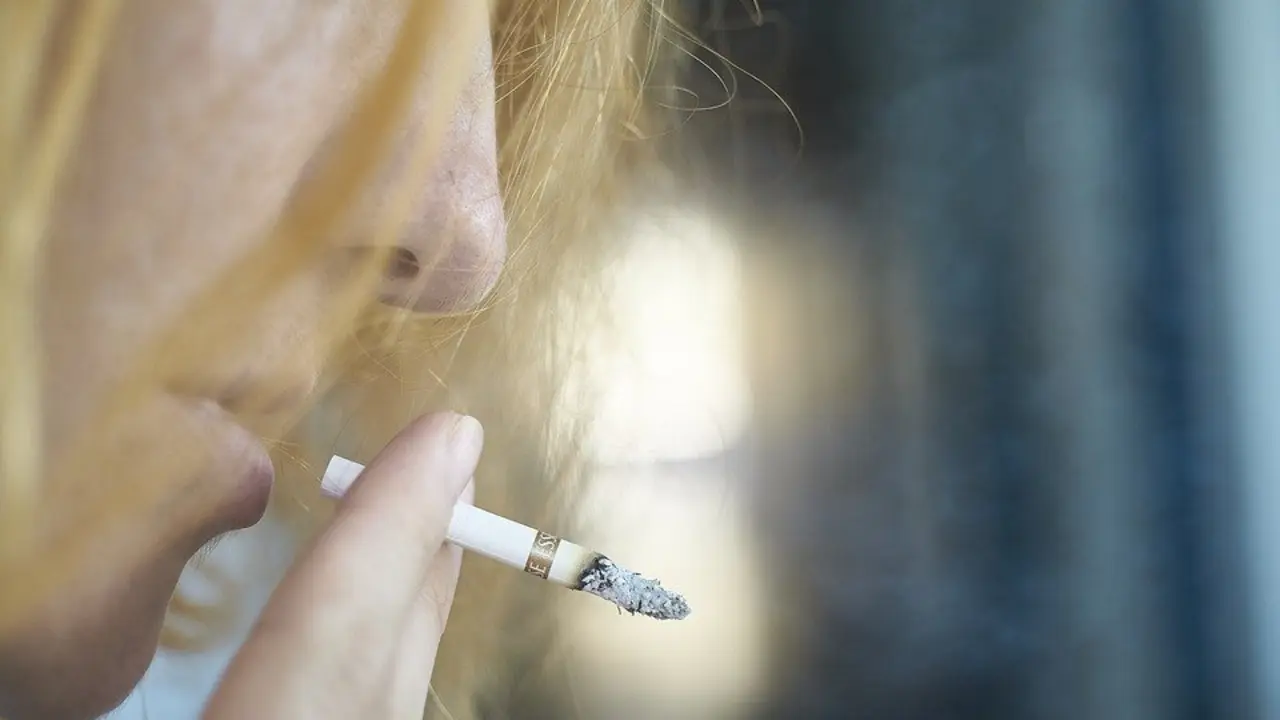 Una mujer fumando. PIXABAY