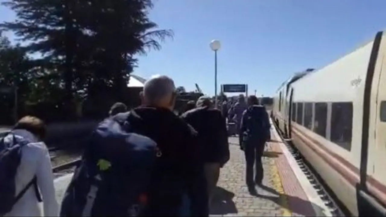 Pasajeros afectados por la incidencia en la línea férrea entre Galicia y Madrid. EP