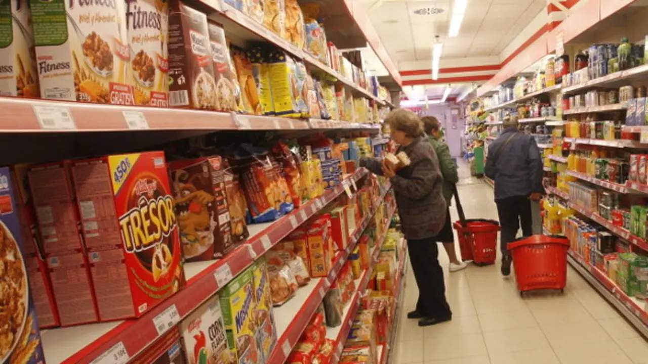 Estante de cereais nun supermercado. EP