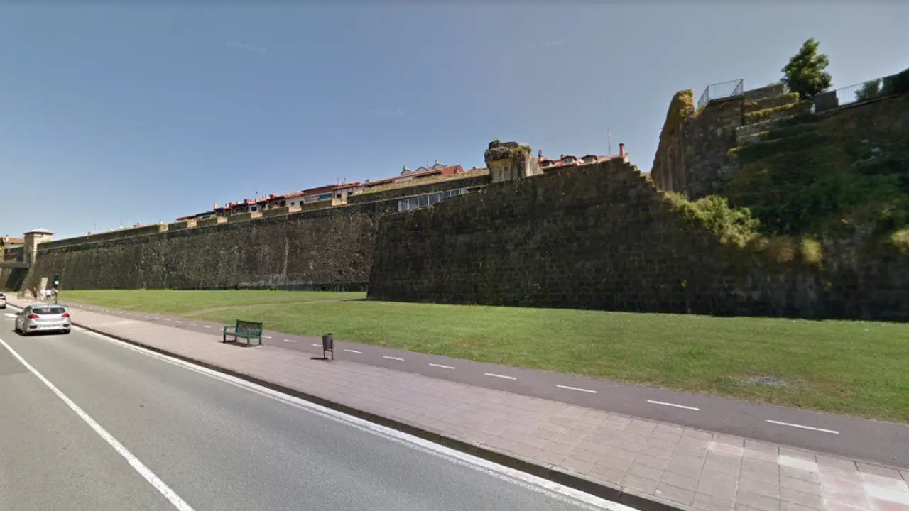 Un tramo de la muralla de Hondarribia. GOOGLE
