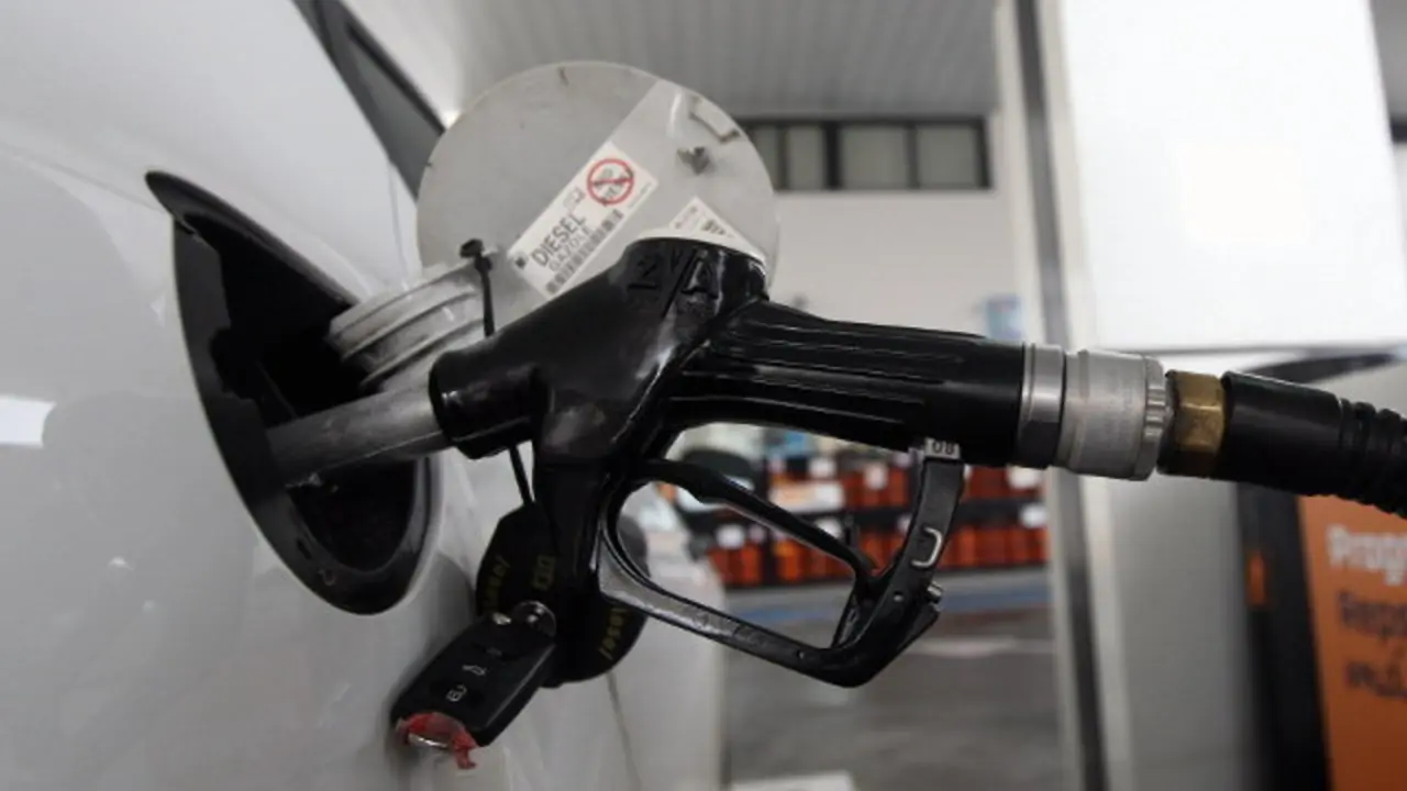 Vehículo repostando nunha estación de servizo. XESÚS PONTE