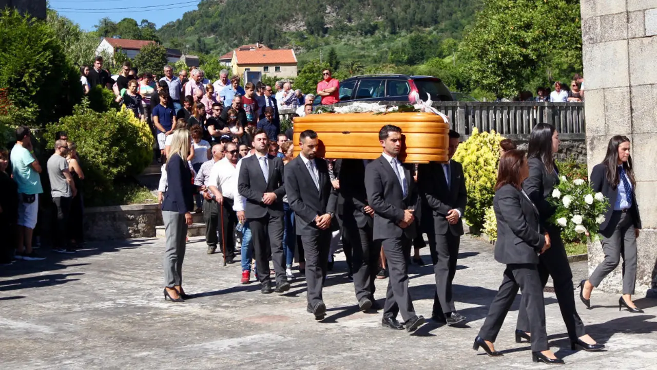 Último adiós a Sara Cal, en San Andrés de Figueirido.RAFA FARIÑA