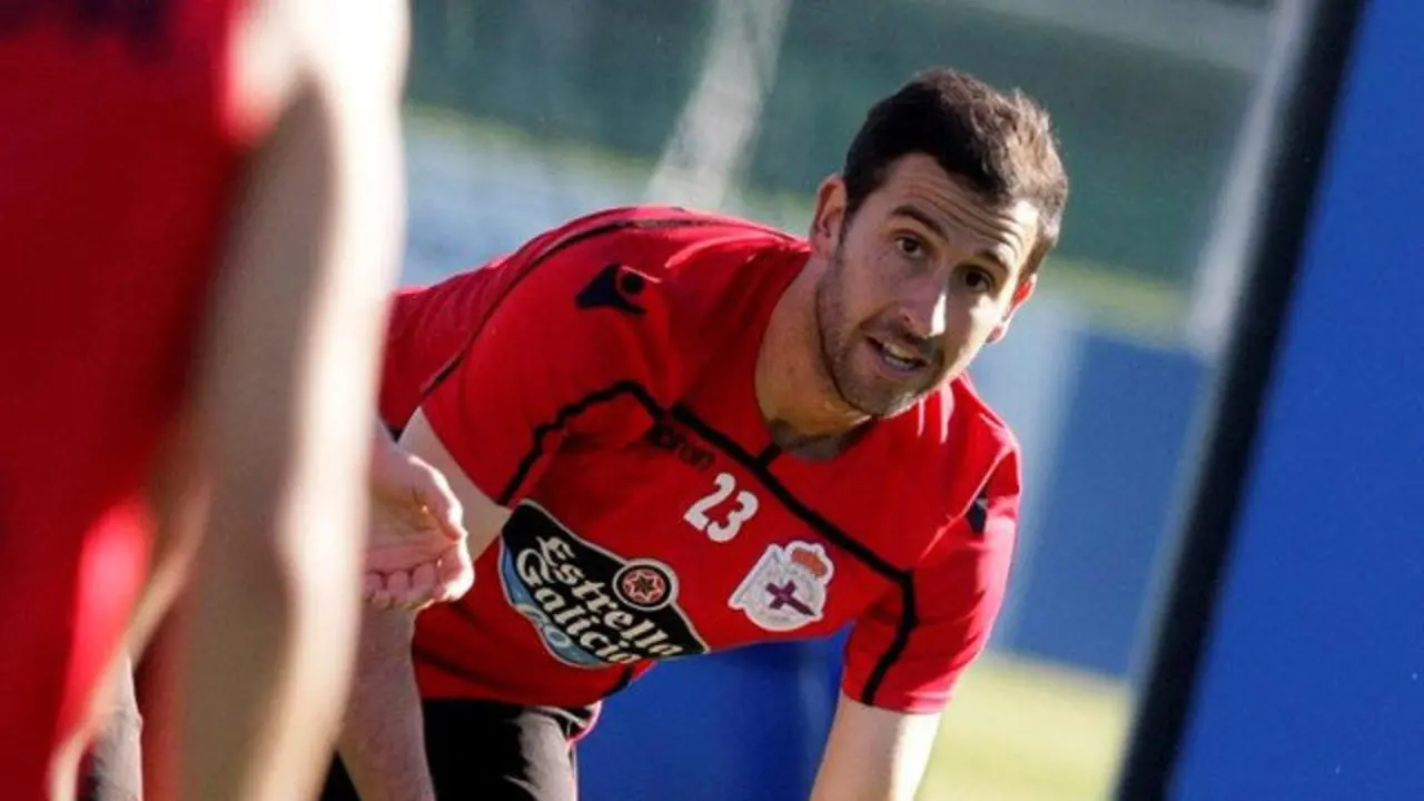 O futbolista do Deportivo Íñigo López durante o adestramento deste sábado en Abegondo. CABALAR (EFE)