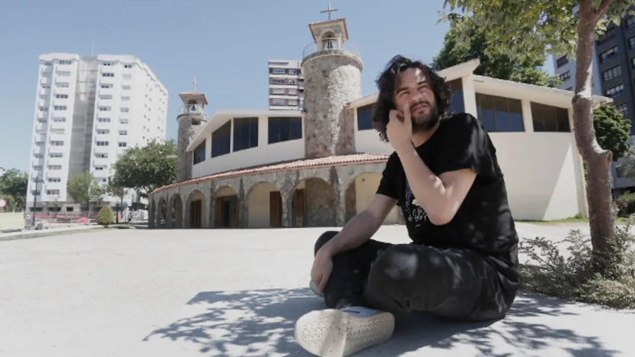 JAVI CAFE MODERNO: entrevista con Manuel Jabois PARA A REVISTA ****A entrevista comezara as 12.00, pero necesitamos algun xesto dela. Ao rematar hai que facerlle fotos en distintos espazos que saen na sua novela: parque de Campolongo, igrexa de Campolongo, ... onde el diga. Necesitamos polo menos tres espazos diferentes