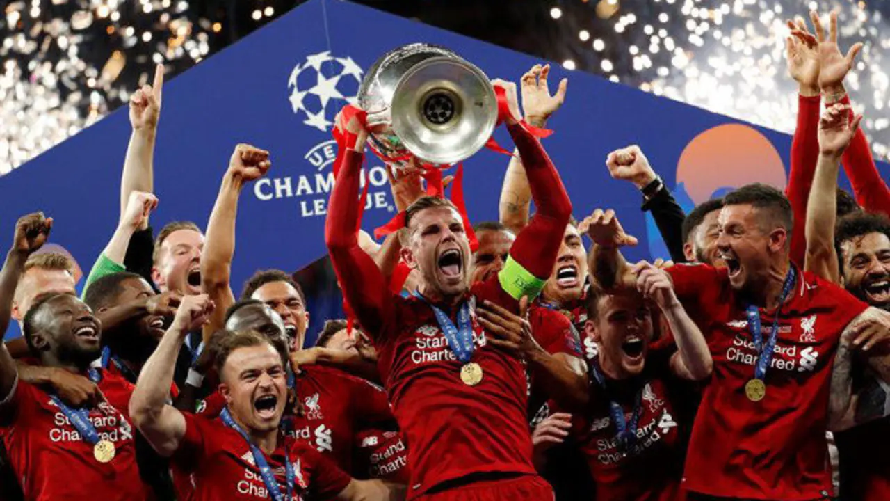 Henderson levanta la Champions. EMILIO NARANJO