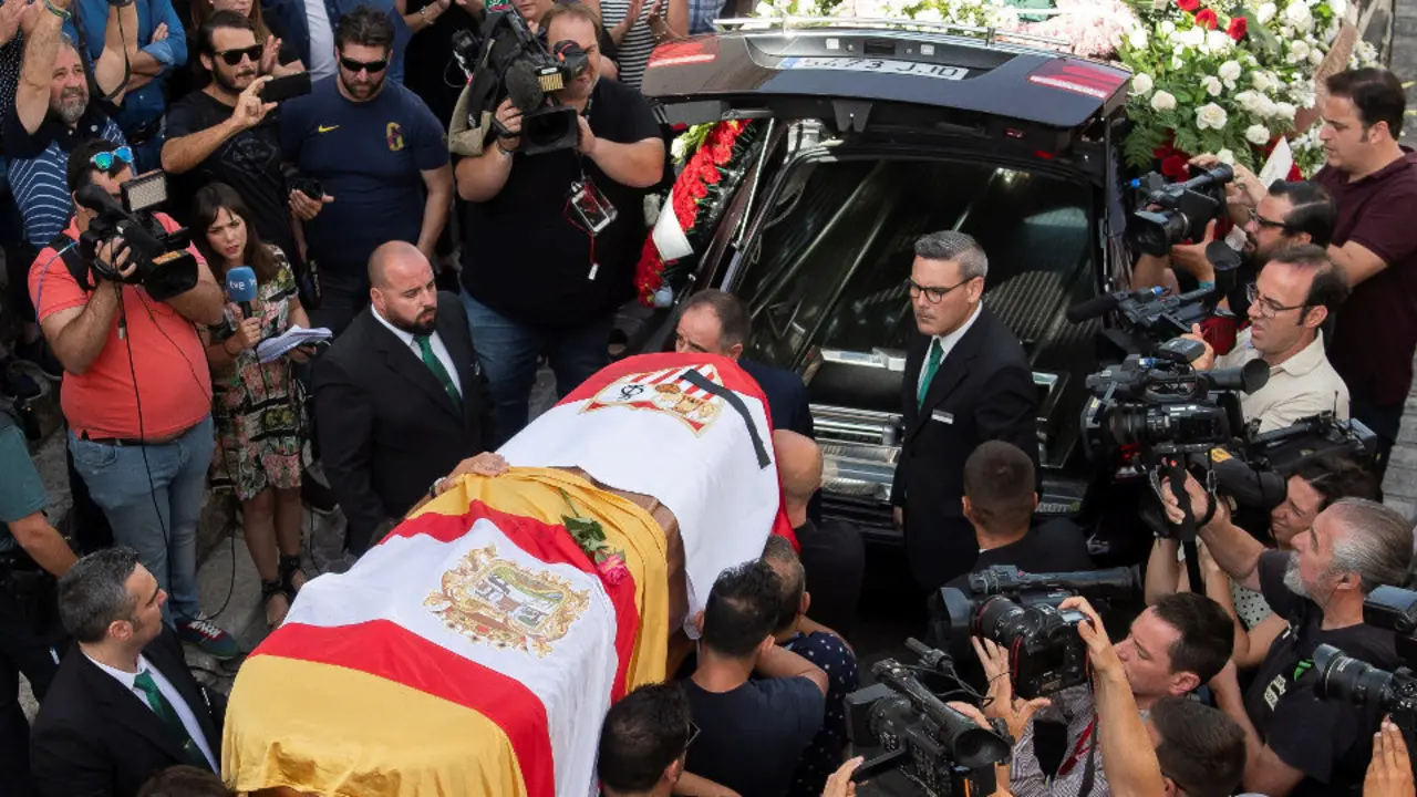 El féretro de Reyes llega a Utrera. RAÚL CARO CADENAS (Efe)