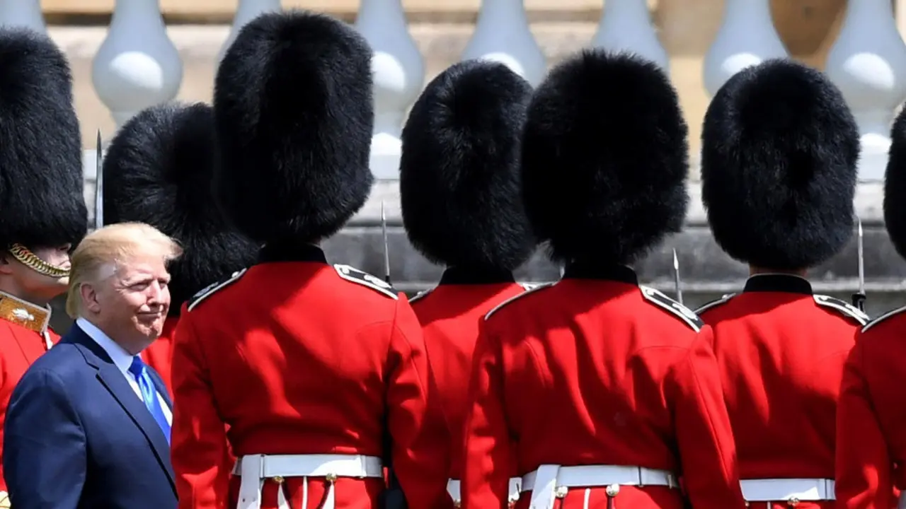 Donald Trump es recibido porla guardia de honor en el Palacio de Buckingham, en Londres.EFE