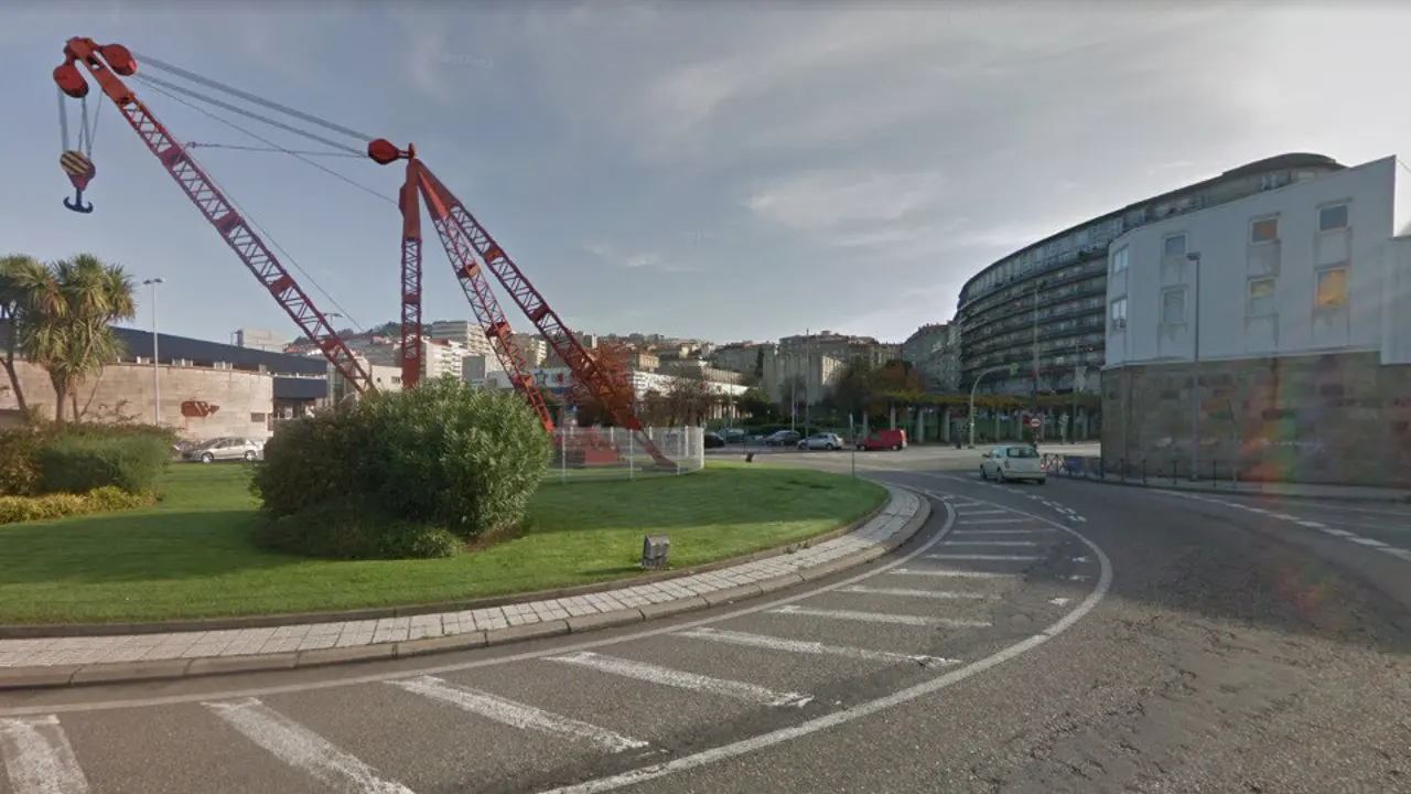El accidente tuvo lugar en la glorieta de Beiramar. GOOGLE