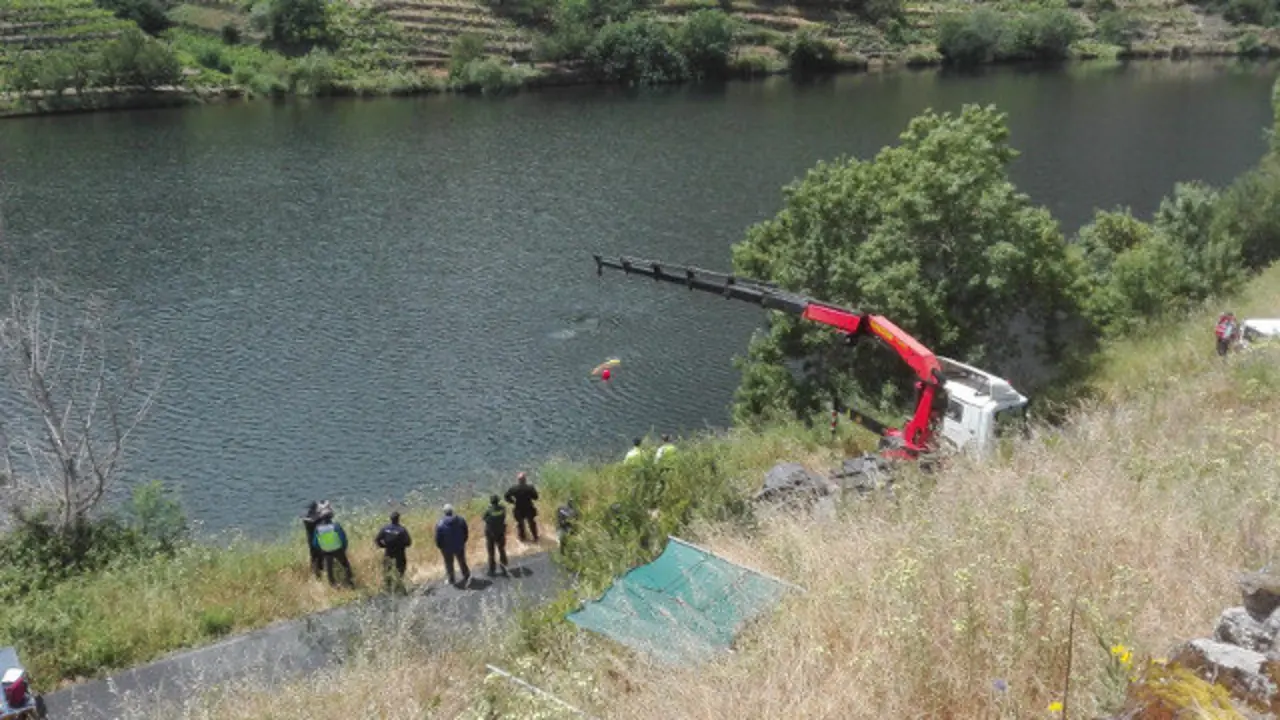 Localizan un coche en el fondo del Miño en Belesar. EP