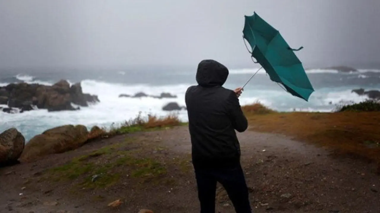 Un hombre sujeta un paraguas. ARCHIVO