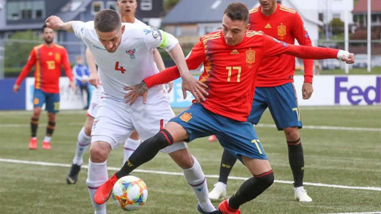 Iago Aspas disputa un balón con Atli Gregersen. JENS KRISTIAN VANG (EFE)