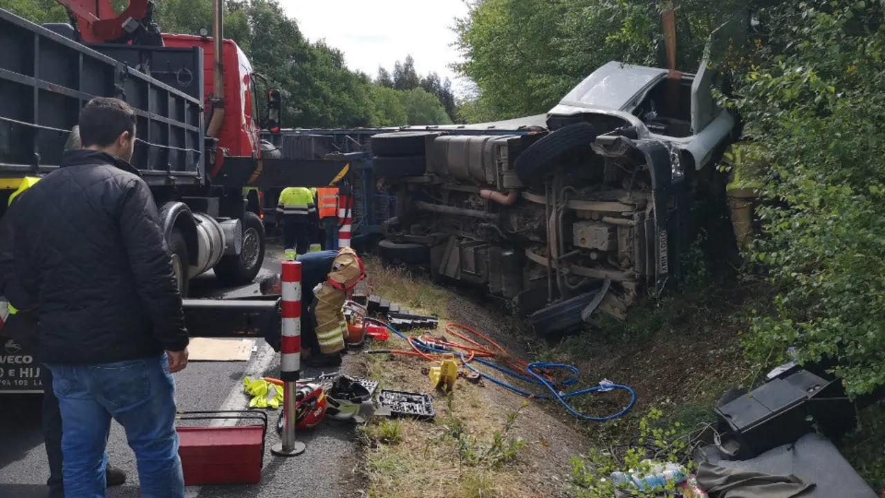Rescate de un caminero monfortino en la N-640 en Agolada. BLANCA PAZ