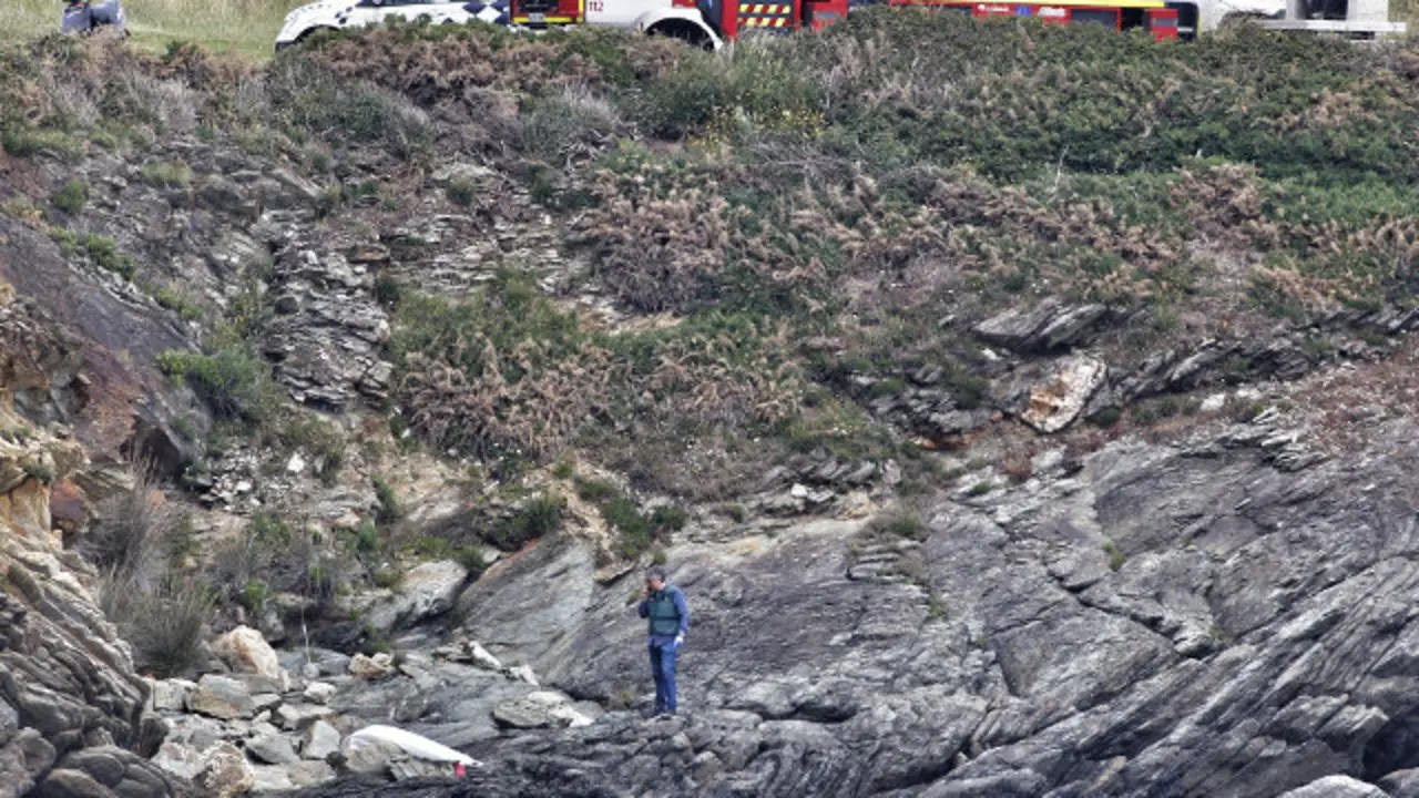El cadáver, en la cala de A Areosiña, en Ribadeo. JOSÉ Mª ÁLVEZ