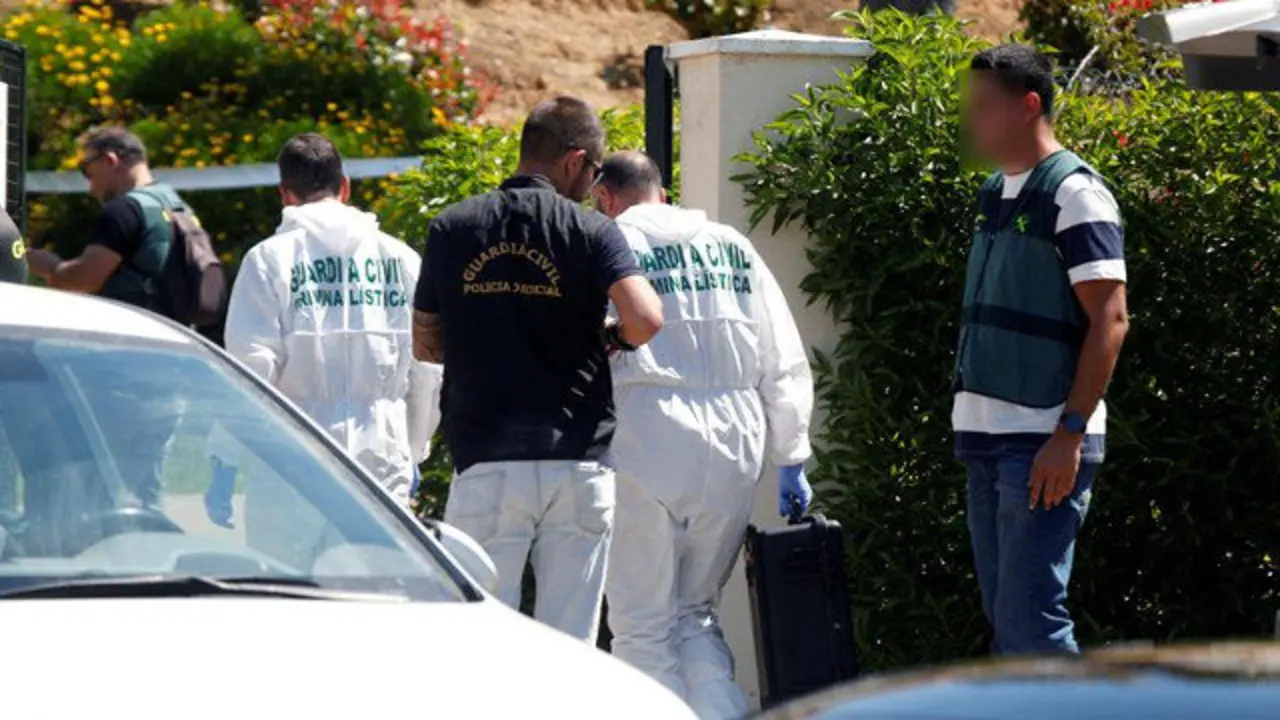 Guardias civiles en la entrada de la vivienda de la pareja hallada muerta en Ayamonte. EFE