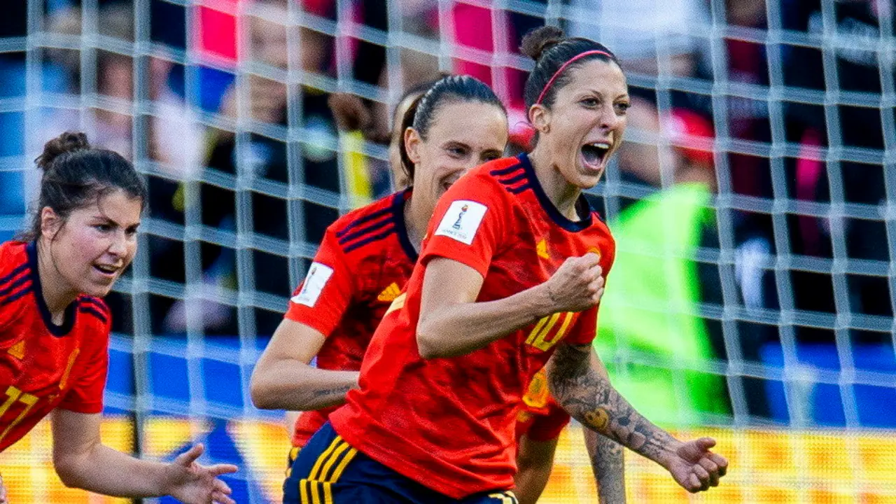 Jenni Hermoso celebra el segundo de los dos penaltis que anotó en el partido. PETER POWELL (EFE)
