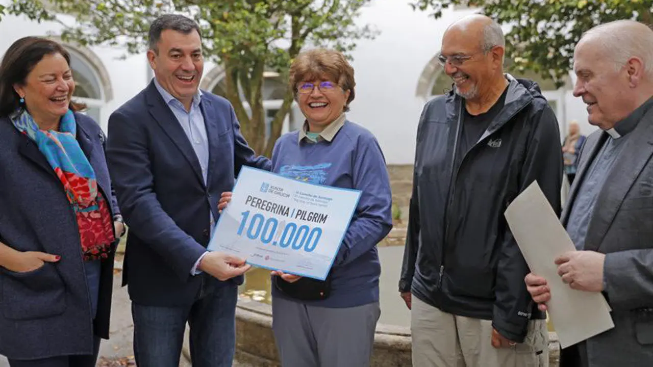 Los hermanos que obtuvieron el peregrino 100.000. LAVANDEIRA JR. EFE