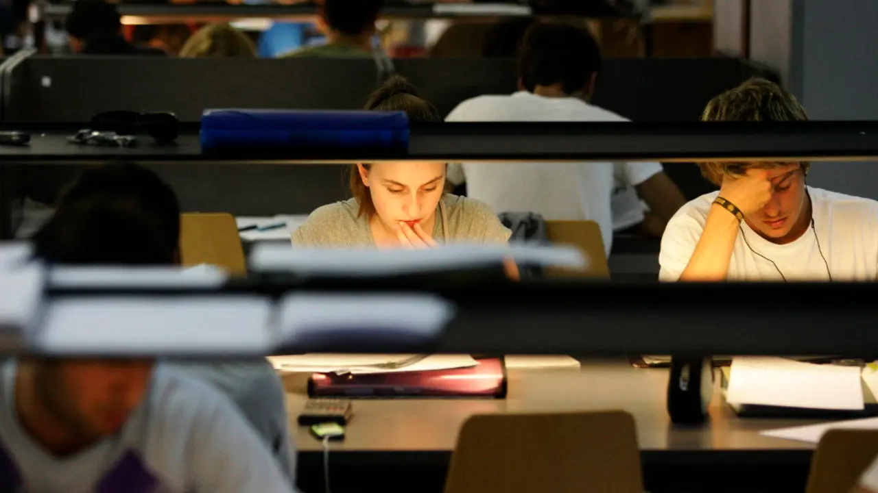 Estudantes na biblioteca de Ciencias Sociais de Pontevedra. RAFA FARIÑA