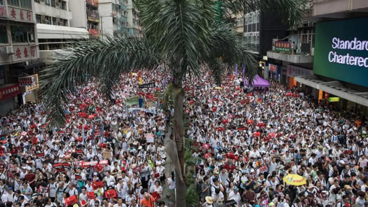 Multitudinaria manifestación en las calles de Hong Kong. JEROME FAVRE (Efe)