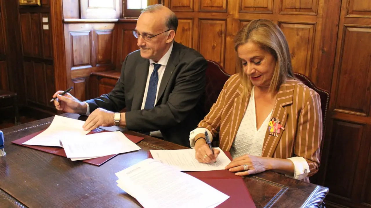El rector de la Universidad de Vigo, Manuel Reigosa, y la presidenta de la Diputación de Pontevedra, Carmela Silva. DP