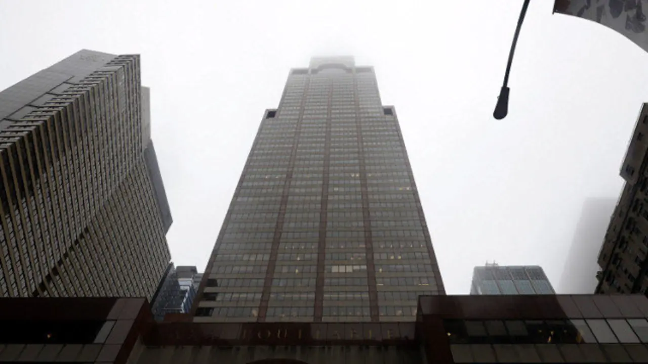 Vista del edificio con el que un helicóptero se estrelló, este lunes, en el centro de Manhattan, Nueva York. JASON SZENES (EFE)