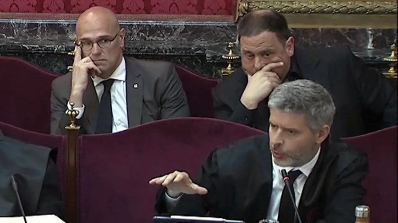 Andreu Van den Eynde, con Junqueras y Romeva detrás, en una de las jornadas del juicio. EFE