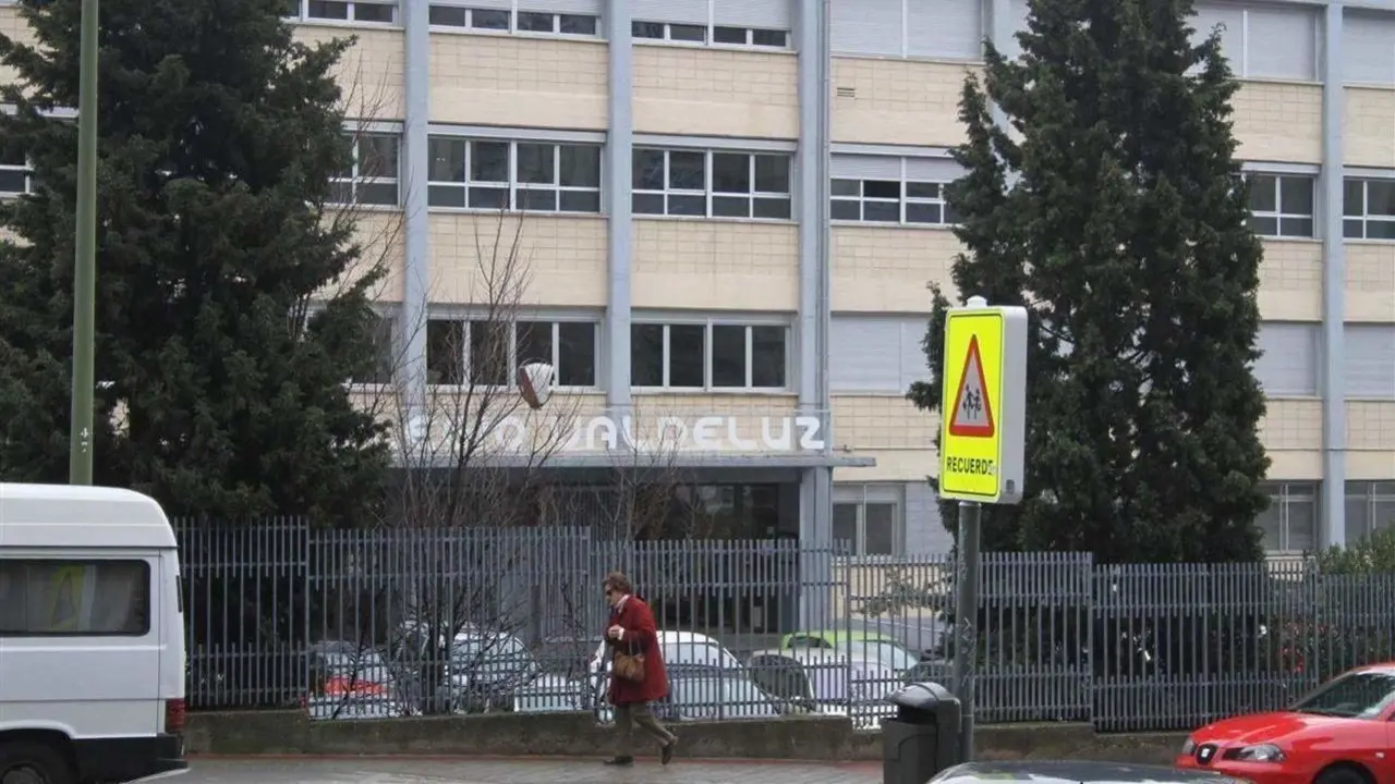 Fachada del centro de enseñanza madrileño Valdeluz. AEP