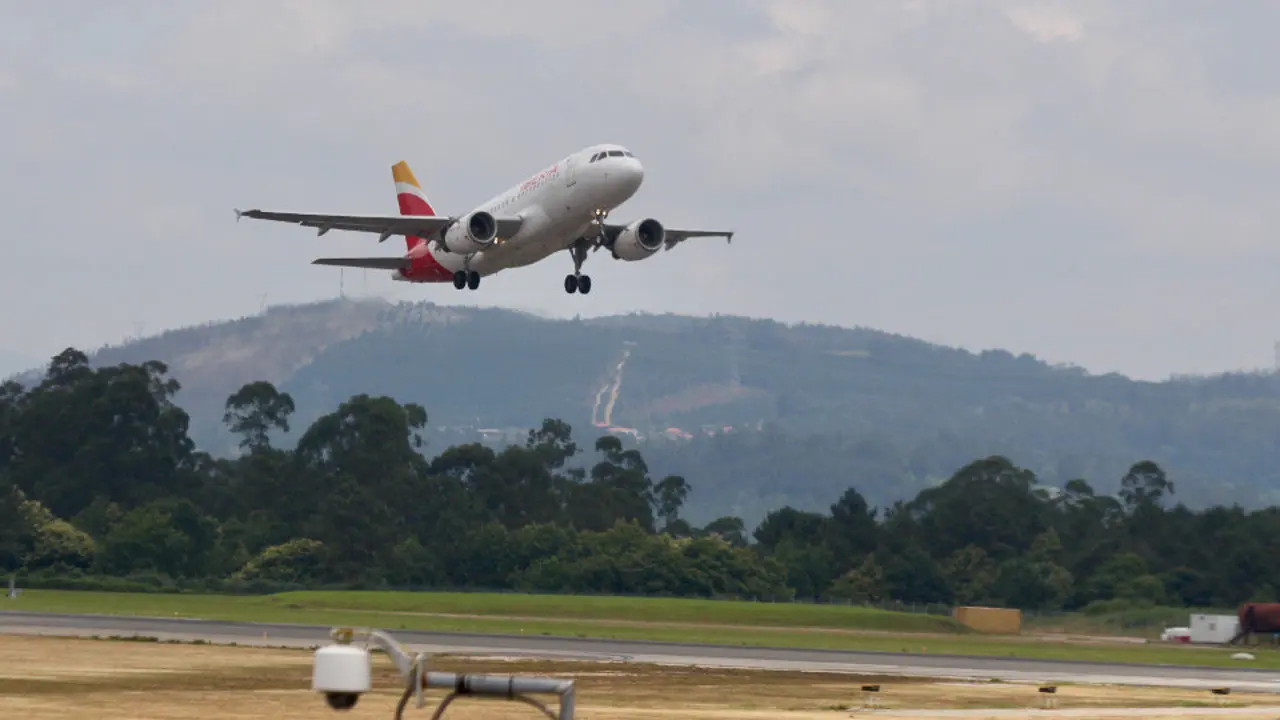 Un avión despegando en el aeropuerto vigués de Peinador. RAFA FARIÑA