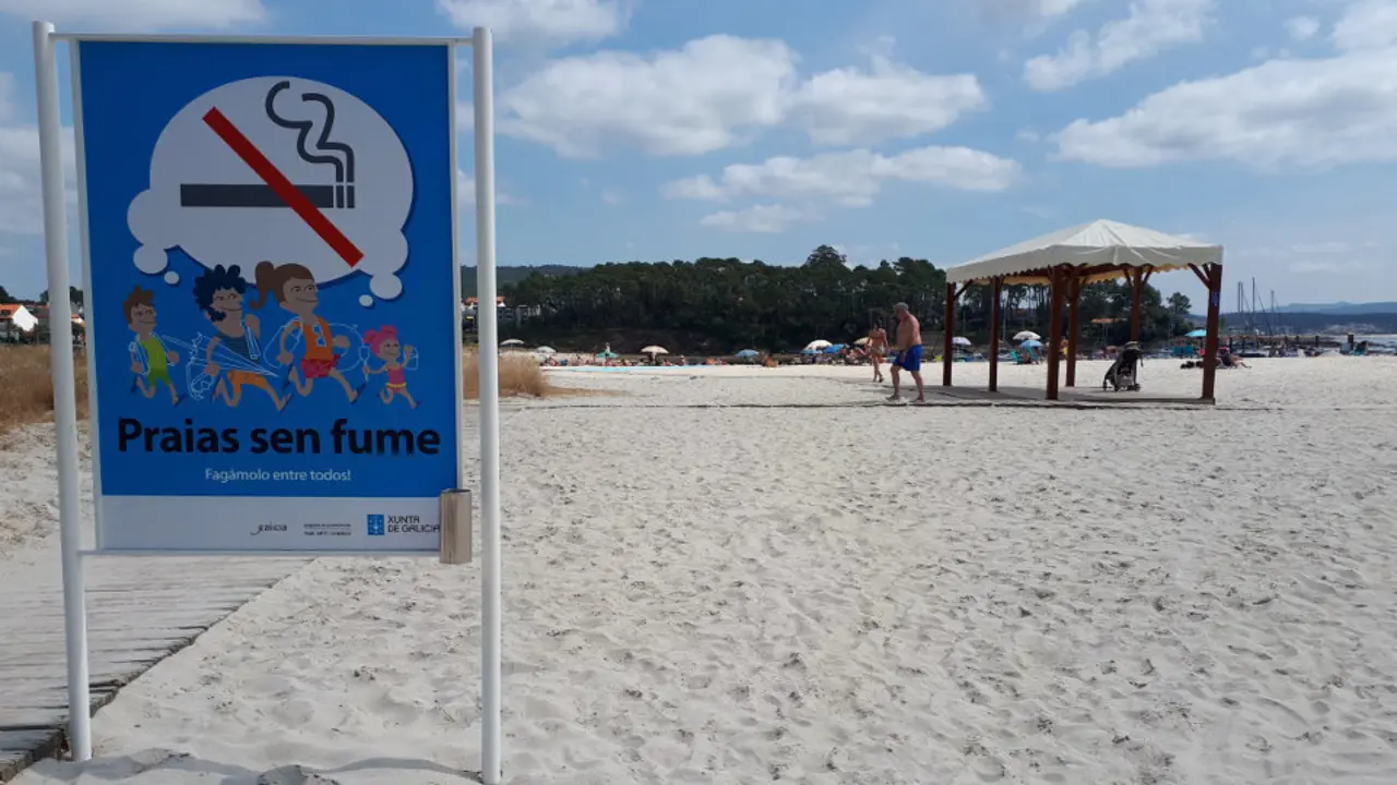 Areal en Baltar, en Portonovo, un dos que loce o distintivo da campaña 'Praias sen fume'. JAVI CASAL