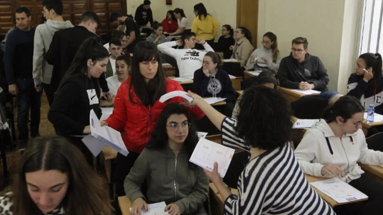 Repartición de exames este mércores da Abau nun instituto galego. JOSÉ MARÍA ÁLVEZ