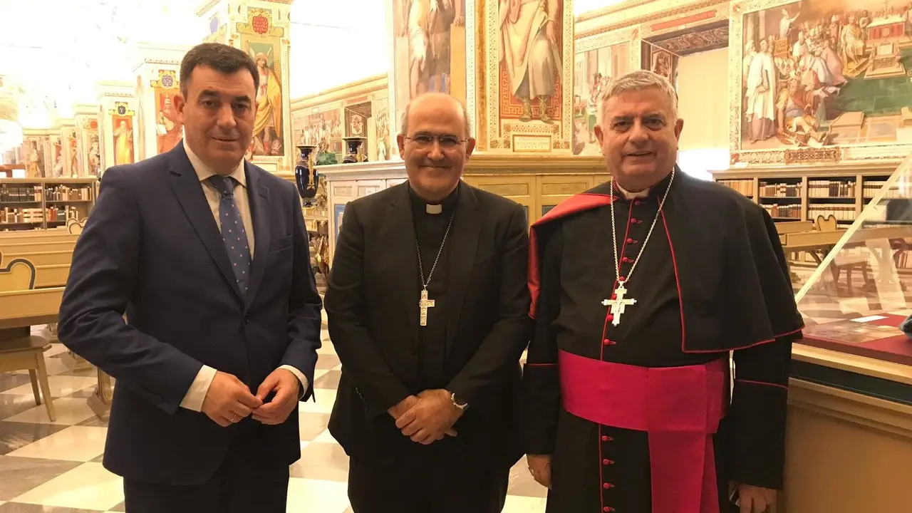 Román Rodríguez con José Tolentino de Mendonça y José Rodríguez Carballo, en Roma. XUNTA