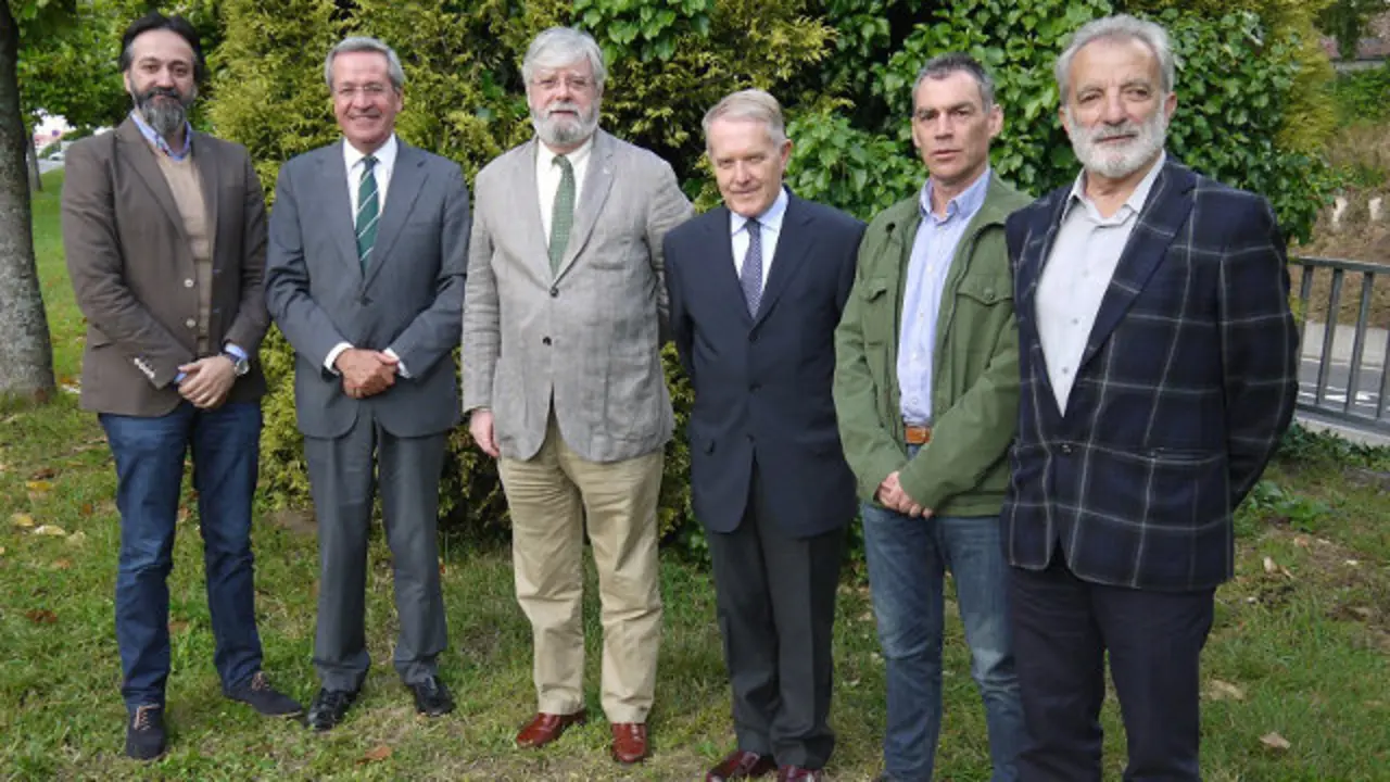 Macho Senra, tercero por la izquierda, junto a varios miembros de la junta directiva