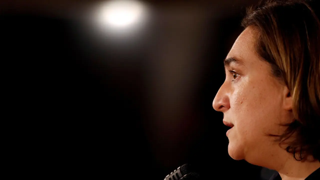 Ada Colau, en rueda de prensa. ALEJANDRO GARCÍA (Efe)