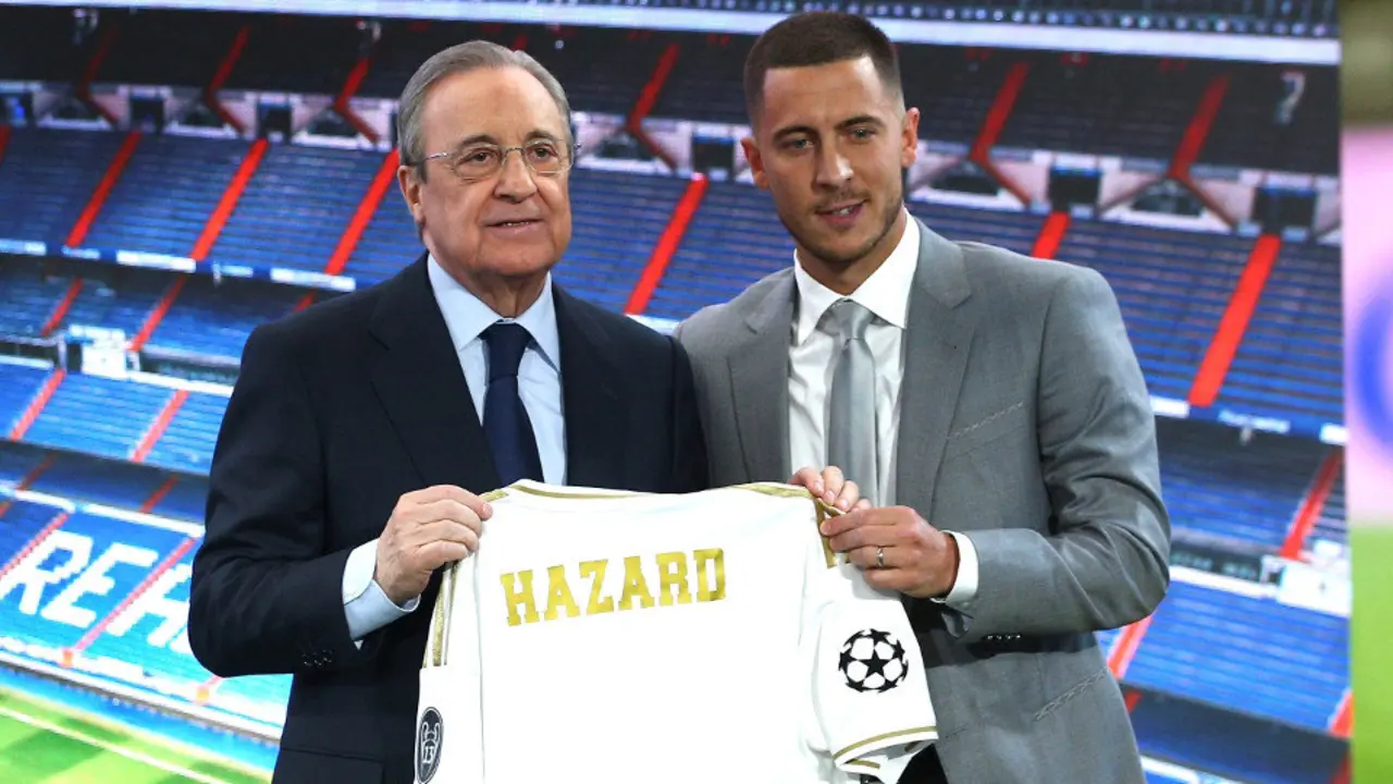 Florentino Fernández y Hazard, en la presentación del centrocampista.RODRIGO JIMÉNEZ (Efe)