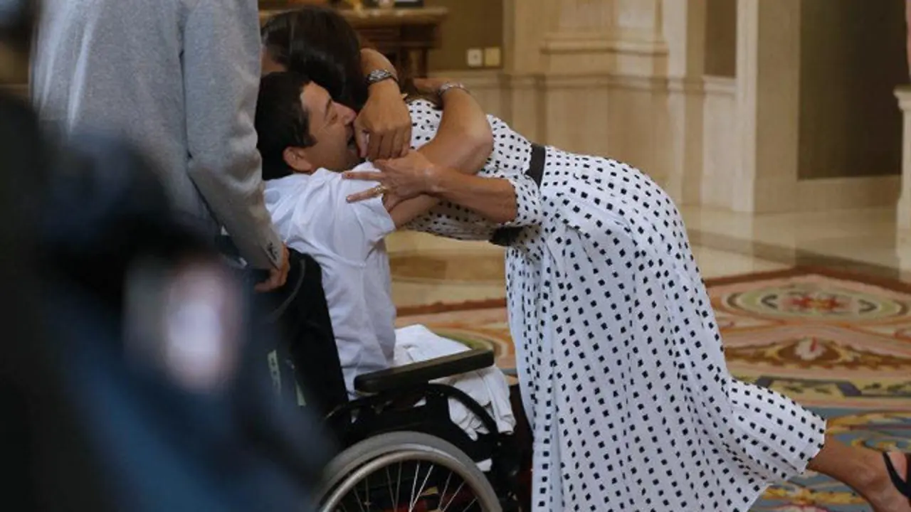 Letizia abraza a Gerardo Fernández. PACO CAMPOS (EFE)