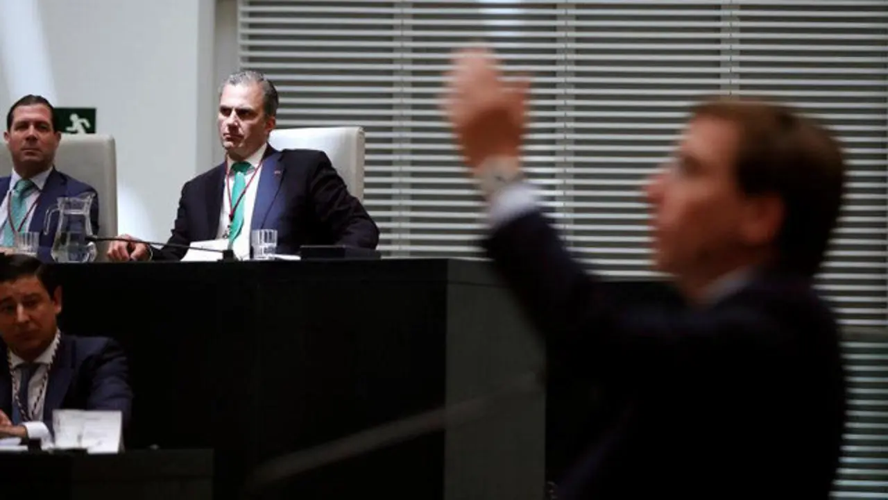 Ortega Smith, de Vox, con Martínez Almeida celebrando la Alcaldía de Madrid. EMILIO NARANJO (EFE)