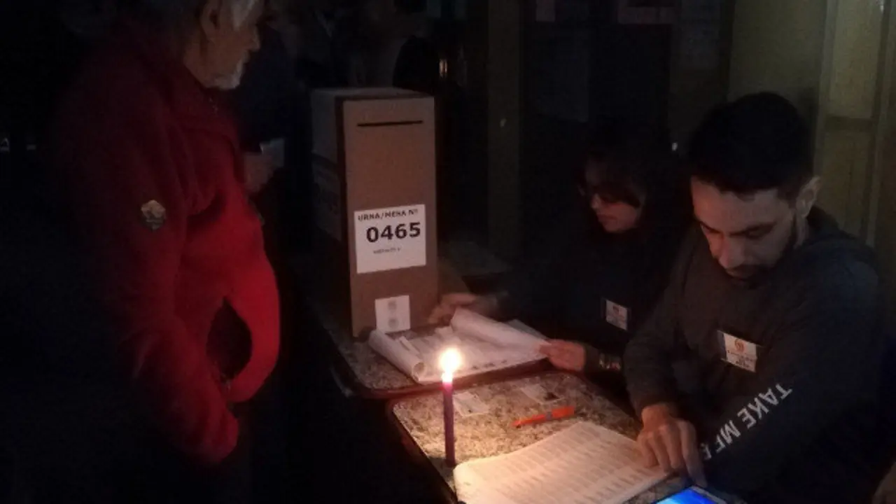 Mesas electorales a media luz en Argentina. EFE