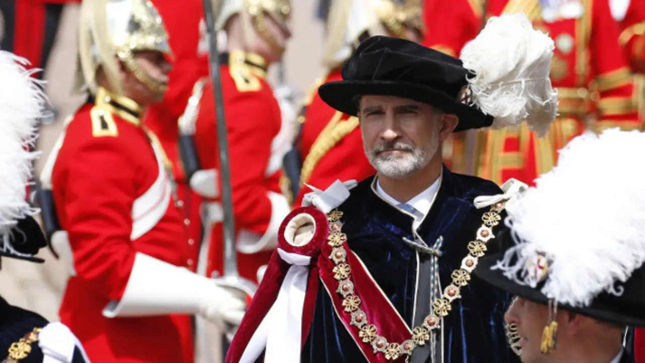 O rei Felipe VI, tras ser investido novo cabaleiro da Orde da Jarretera. JAVIER LIZÓN (EFE)