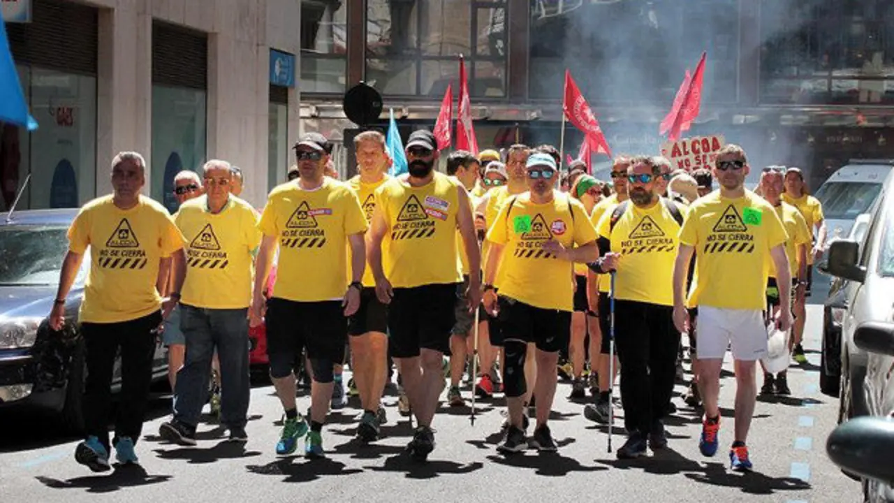 Trabajadores de Alcoa participantes en la denominada &#39;Marcha del Aluminio&#39;. EFE