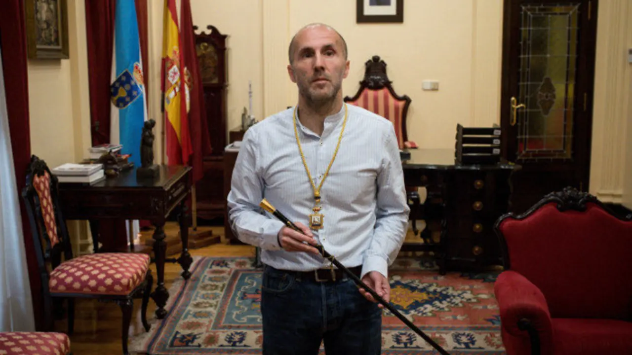 Pérez Jácome, co bastón de mando. BRAIS LORENZO (EFE)